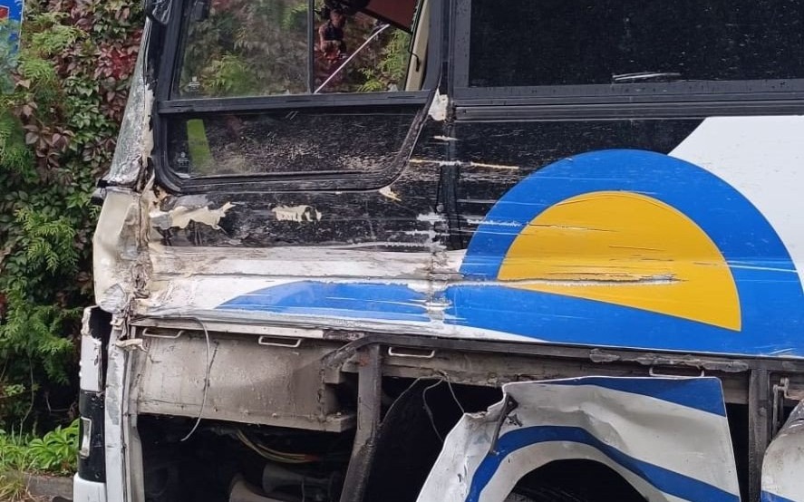 Dramatyczna kolizja na DK44 w Babicach – ciężarówka uderzyła w autokar pełen pracowników!