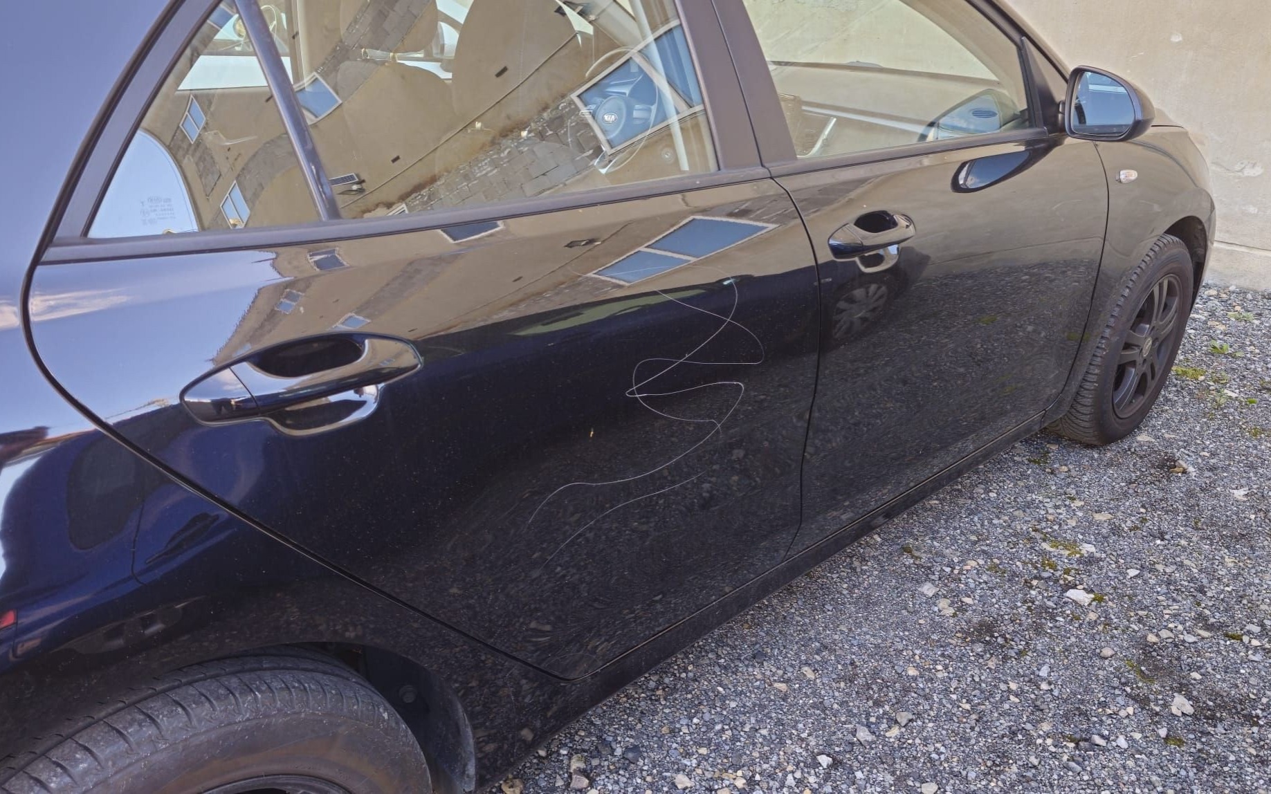 Policjanci zatrzymali wandala z Oświęcimia – uszkodził 14 samochodów w Chełmku!