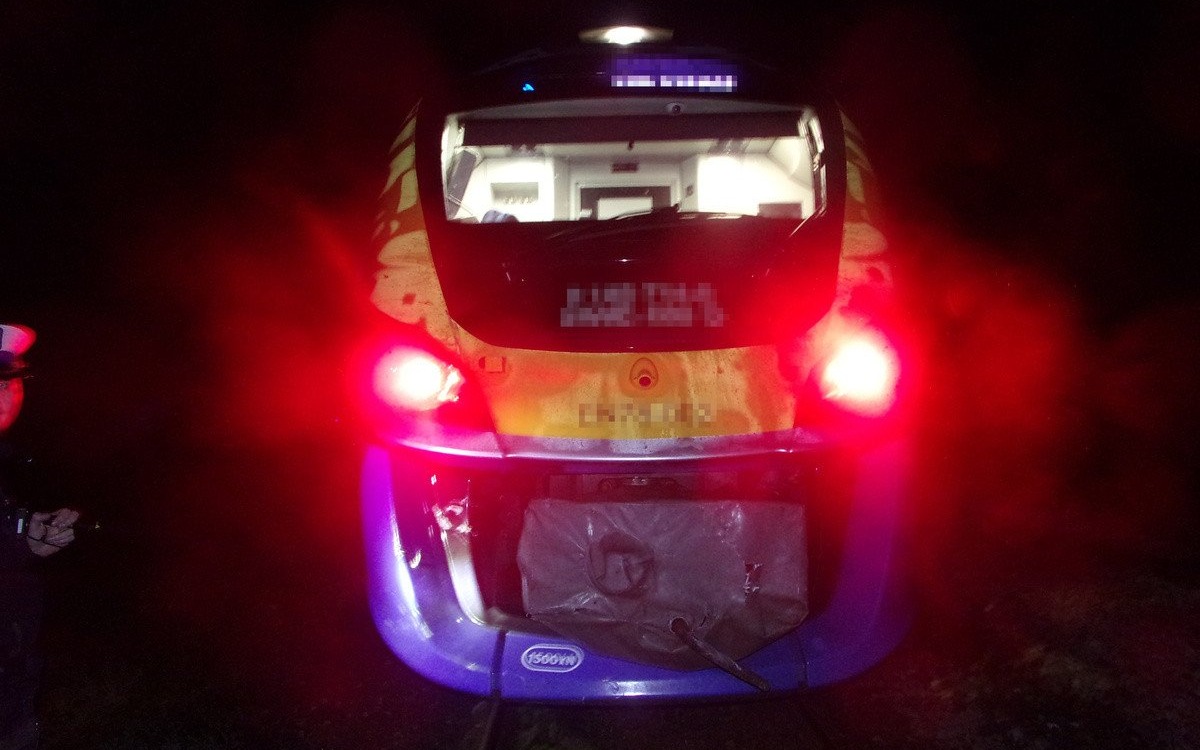 Kierowca ignoruje czerwone światło i wjeżdża pod pociąg! Groźny wypadek na trasie Kraków-Oświęcim