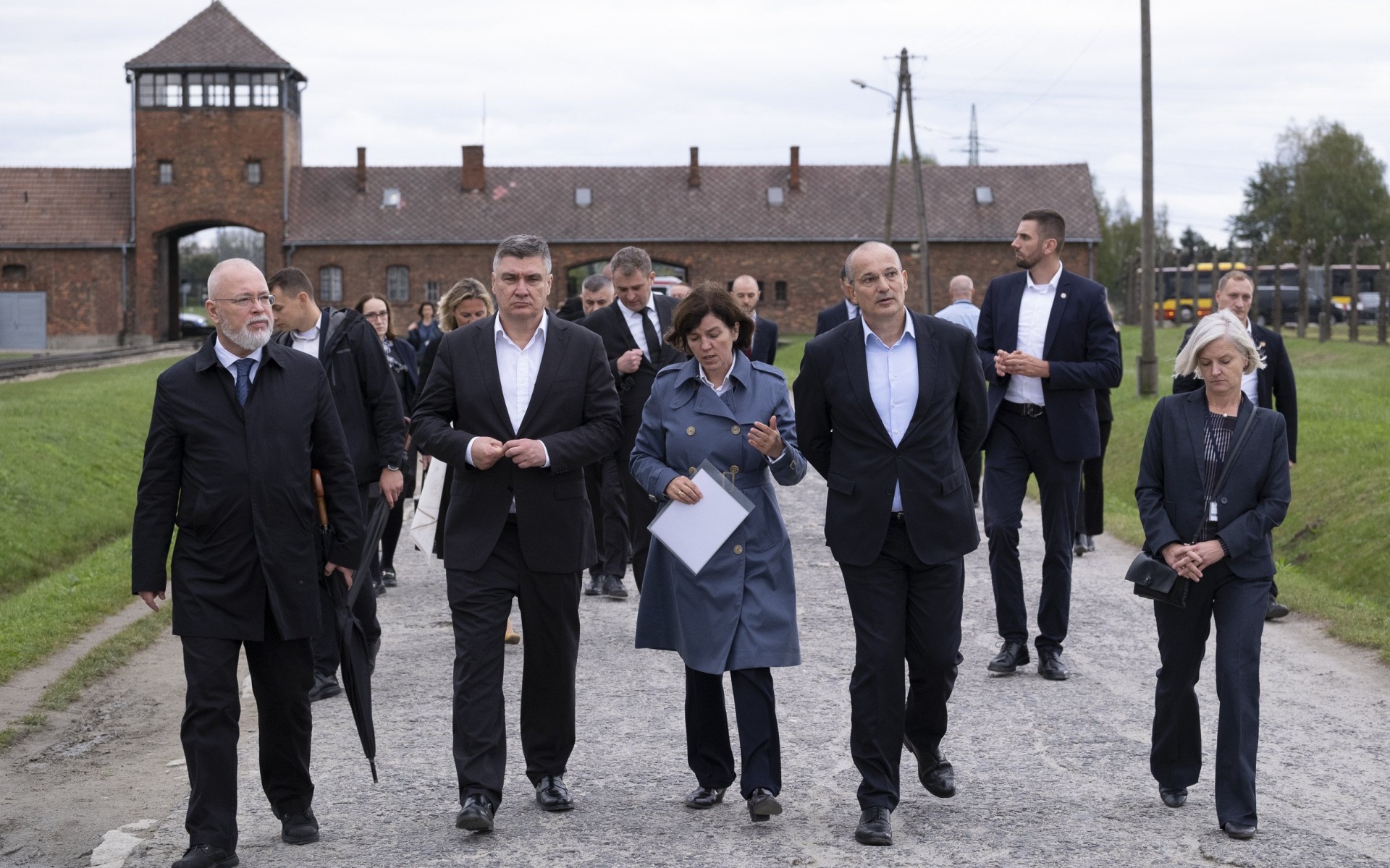 Trójka prezydentów europejskich w Auschwitz: emocjonujące słowa i wzruszająca wizyta w Miejscu Pamięci