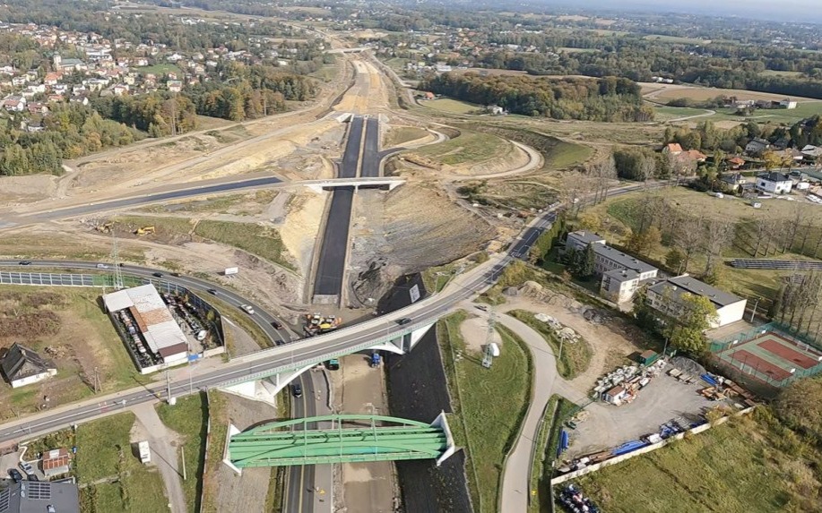 Niezwykłe ujęcia z paralotni! Zobacz nowy fragment budowy drogi S1 z perspektywy nieba