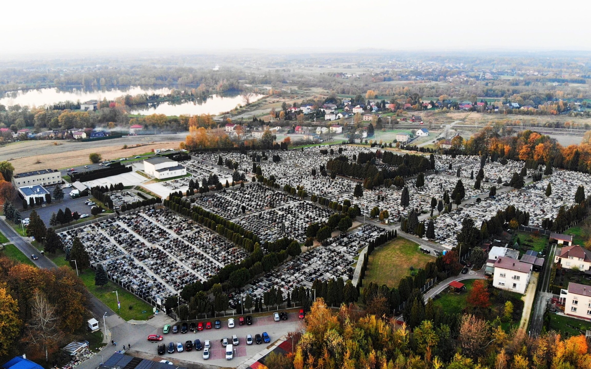 Nowa organizacja ruchu przy oświęcimskich cmentarzach na Wszystkich Świętych