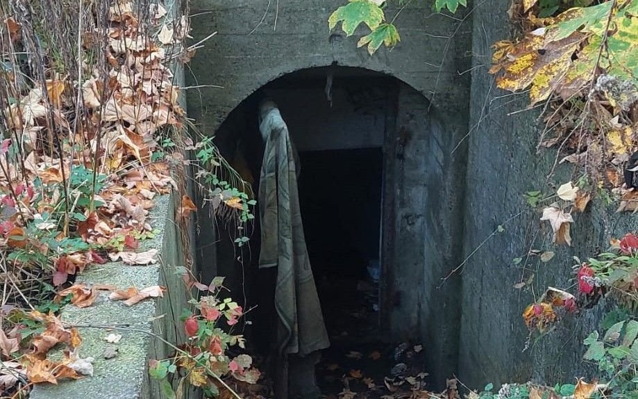 Policja w Oświęcimiu ratuje bezdomnego z urazem nogi odnalezionego w bunkrze