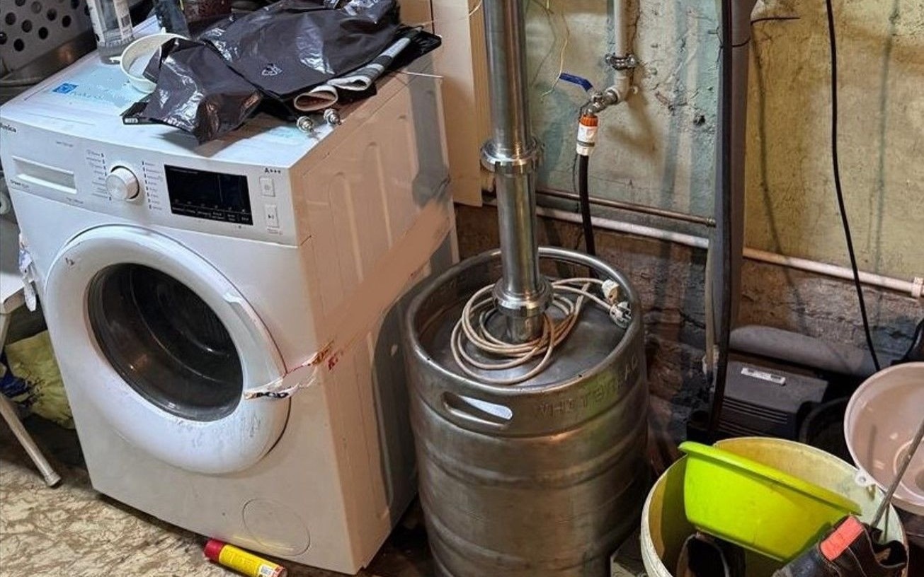 Policjanci zlikwidowali nielegalną wytwórnię alkoholu w gminie Oświęcim