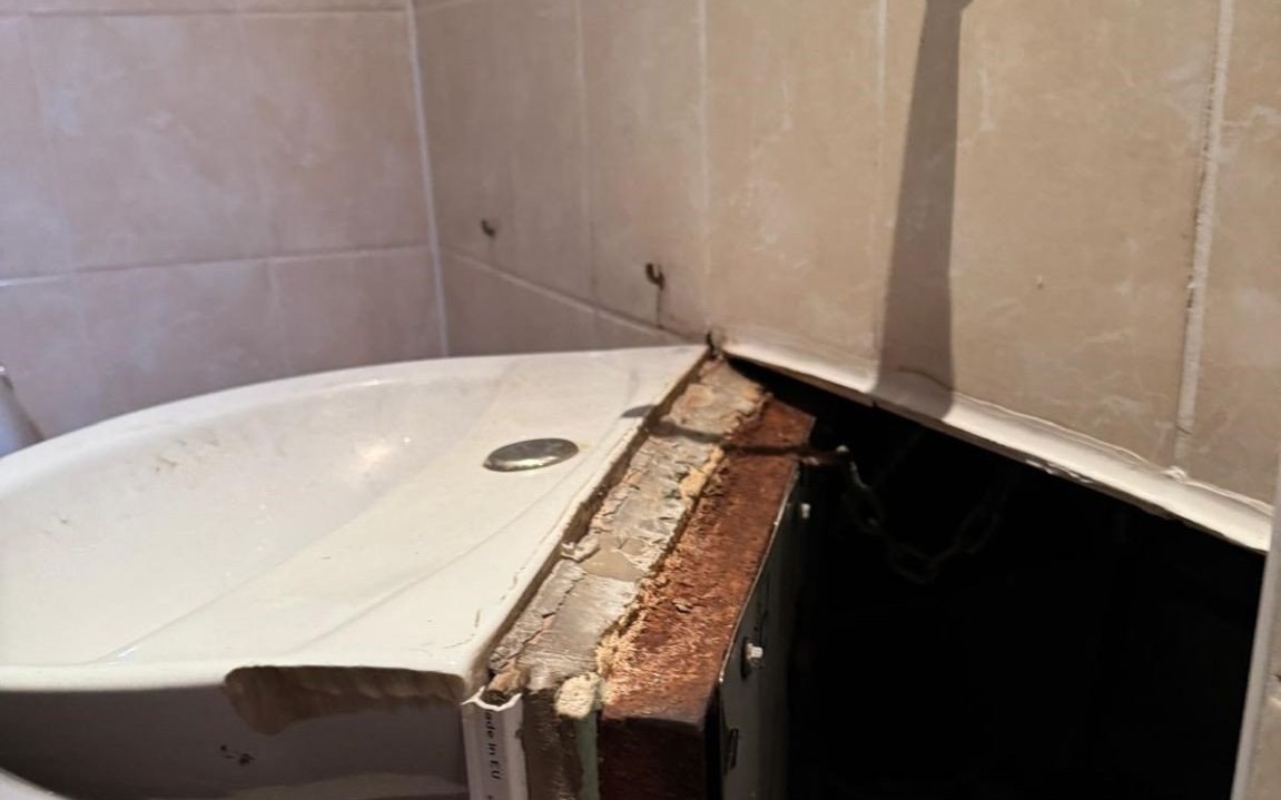 Policjanci odkrywają schowek z nielegalnym tytoniem w sklepie w Oświęcimiu