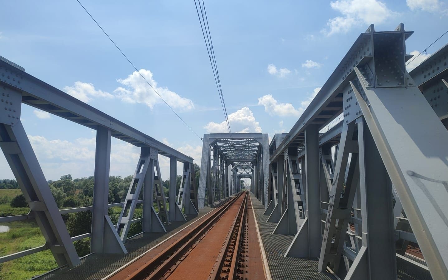 Policjanci z Oświęcimia zatrzymali mężczyznę za uszkodzenie infrastruktury kolejowej