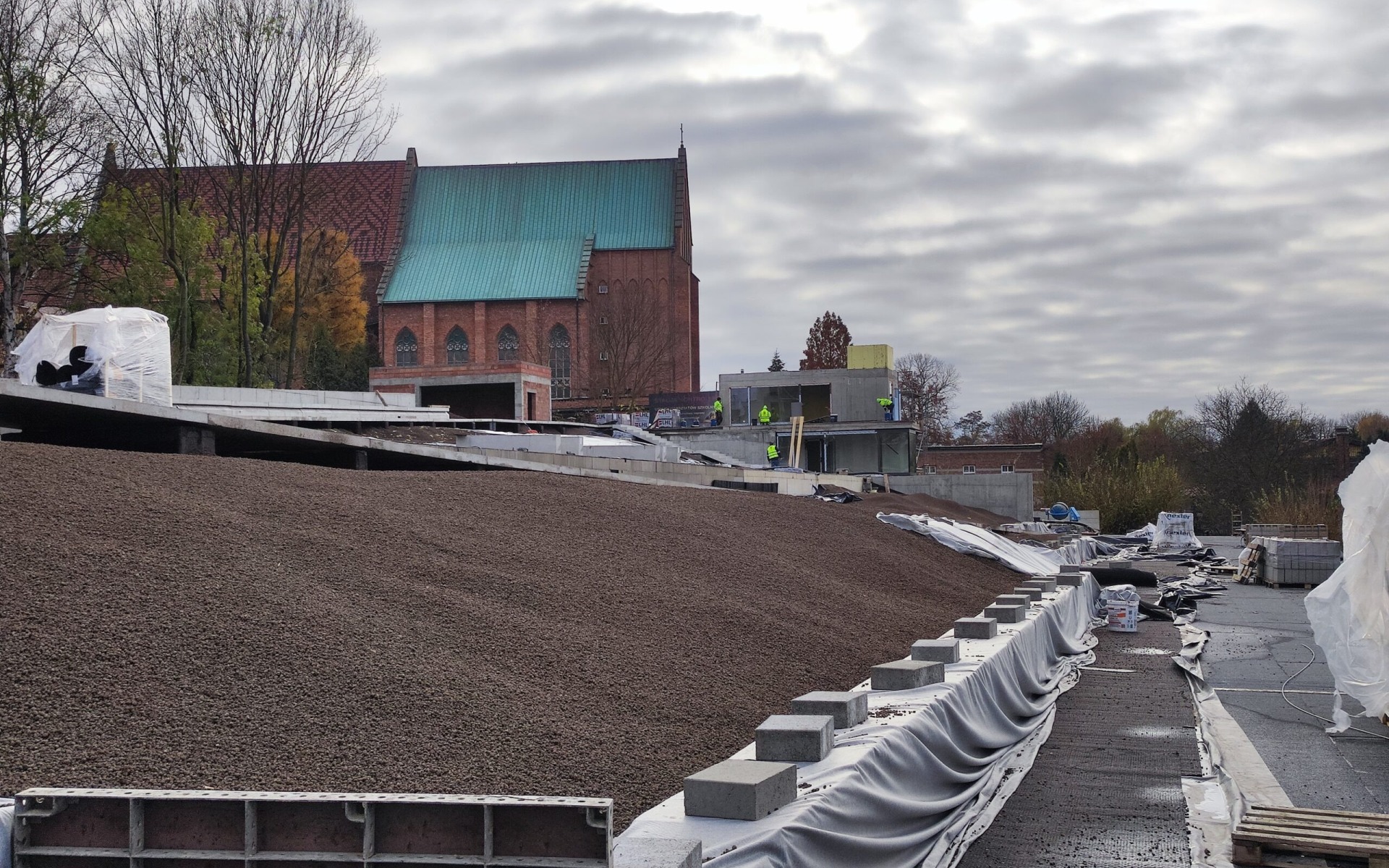 Budowa parkingu przy ul. Bulwary opóźniona przez odkrycie XVIII-wiecznej mykwy