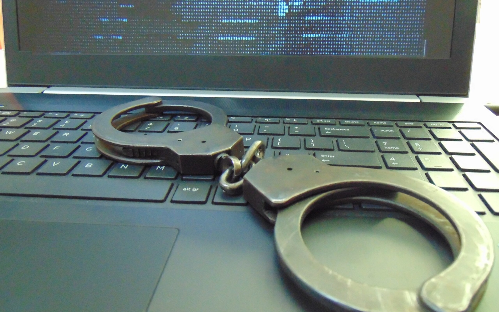 Policja ostrzega przed oszustwami – straty mieszkańców powiatu oświęcimskiego sięgają 37 000 zł