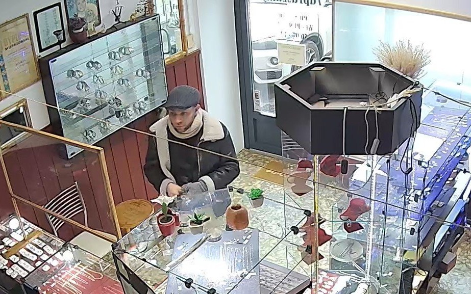 Policja poszukuje sprawcy kradzieży złotych pierścionków w Kętach i Brzeszczach