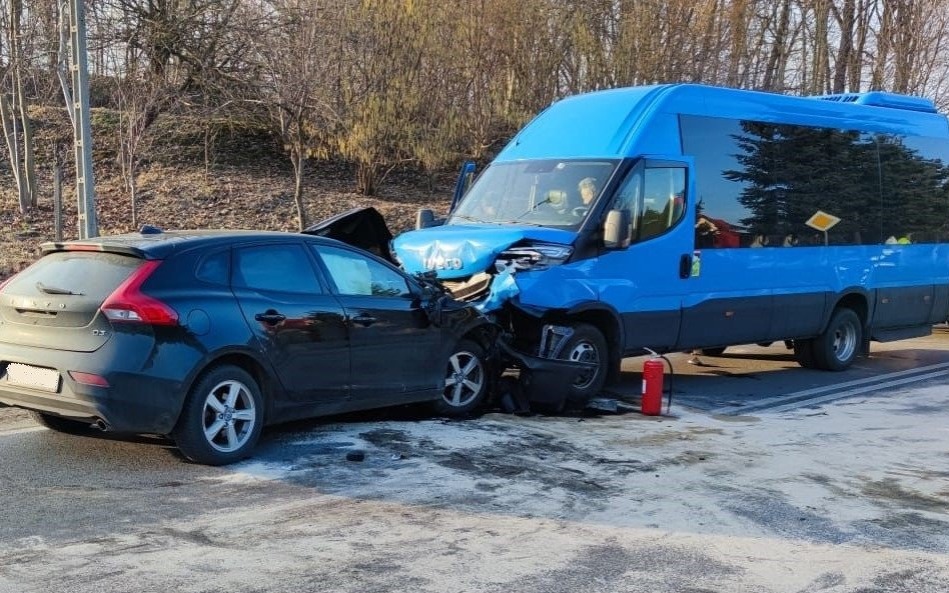 Wypadek w Zatorze na DK28 – zderzenie Volvo z busem, cztery osoby ranne