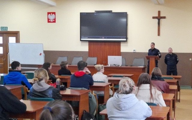 Nowa droga kariery po maturze? Policja zaprasza młodych ludzi do służby