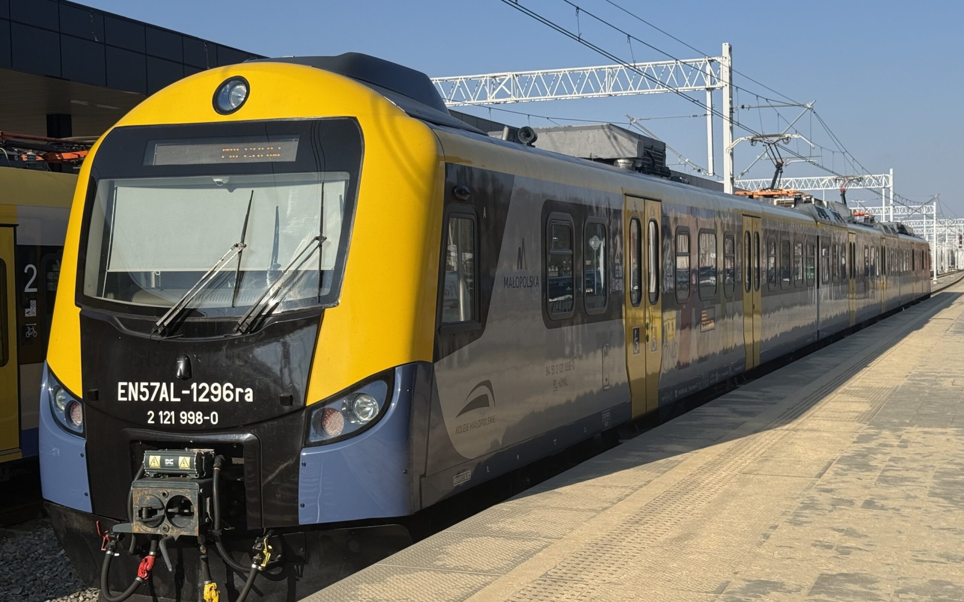 Wsiadasz i nie wierzysz! Nowe pociągi KMŁ zachwycają pasażerów w Oświęcimiu