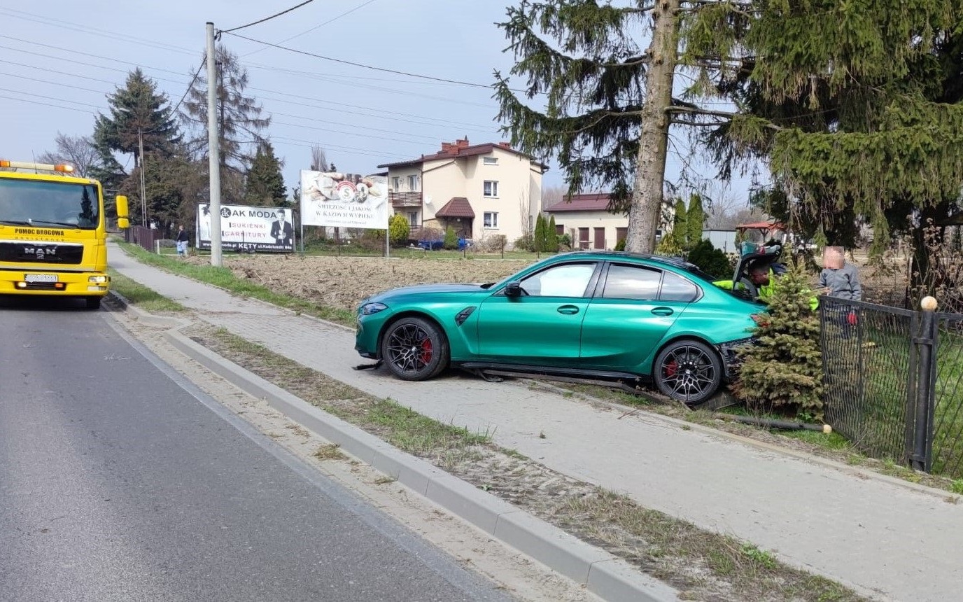 BMW wypadło z drogi w Oświęcimiu! 10-letnie dziecko w szpitalu po wypadku na DK44