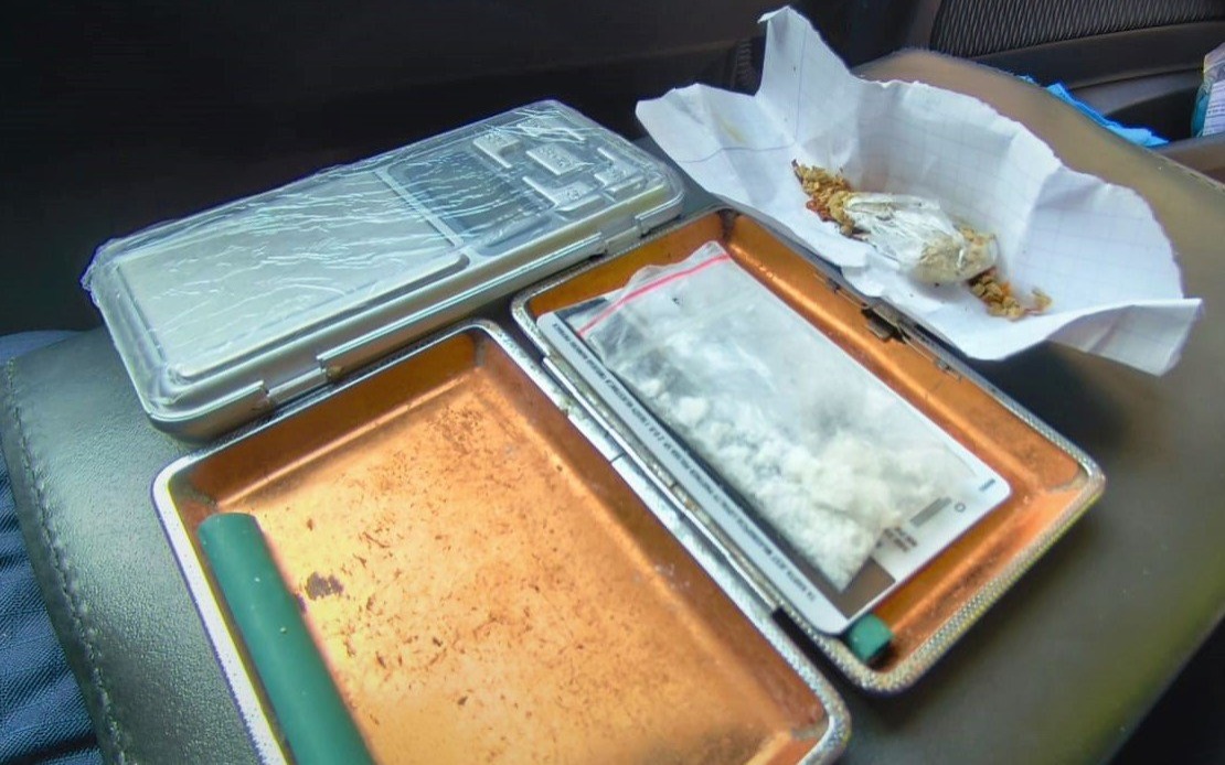 Zatrzymani w Kętach: Kierowca pod wpływem narkotyków, marihuana u pasażera i poszukiwana kobieta w aucie