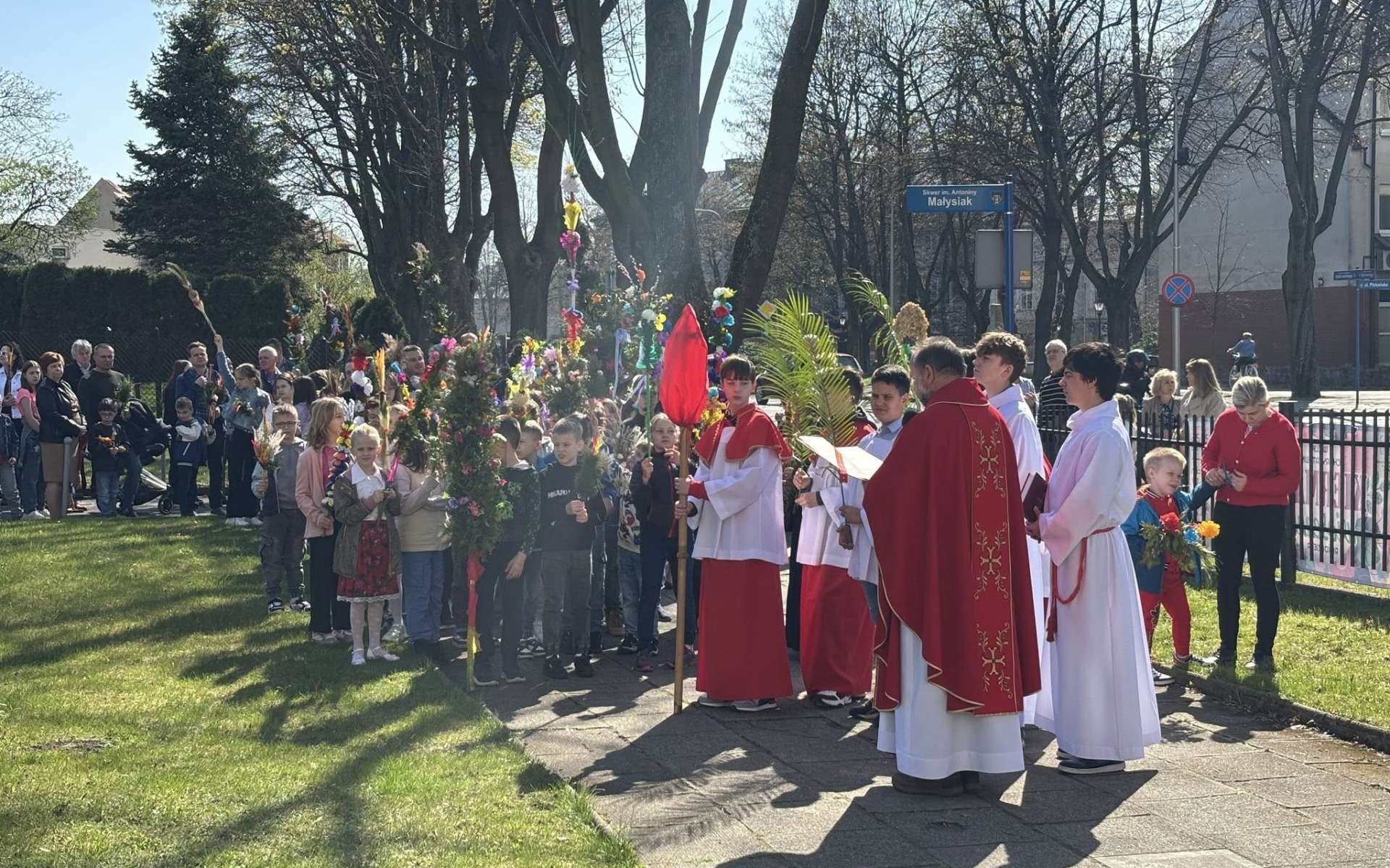Barwne palmy i wyjątkowa atmosfera w Oświęcimiu – Niedziela Palmowa w parafii Wniebowzięcia NMP