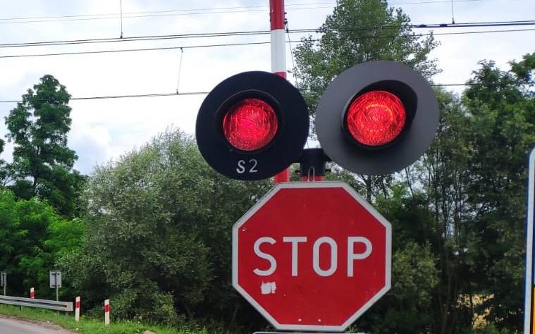 O krok od tragedii w Kętach! Kierowca złamał szlaban i uciekł przed pociągiem!