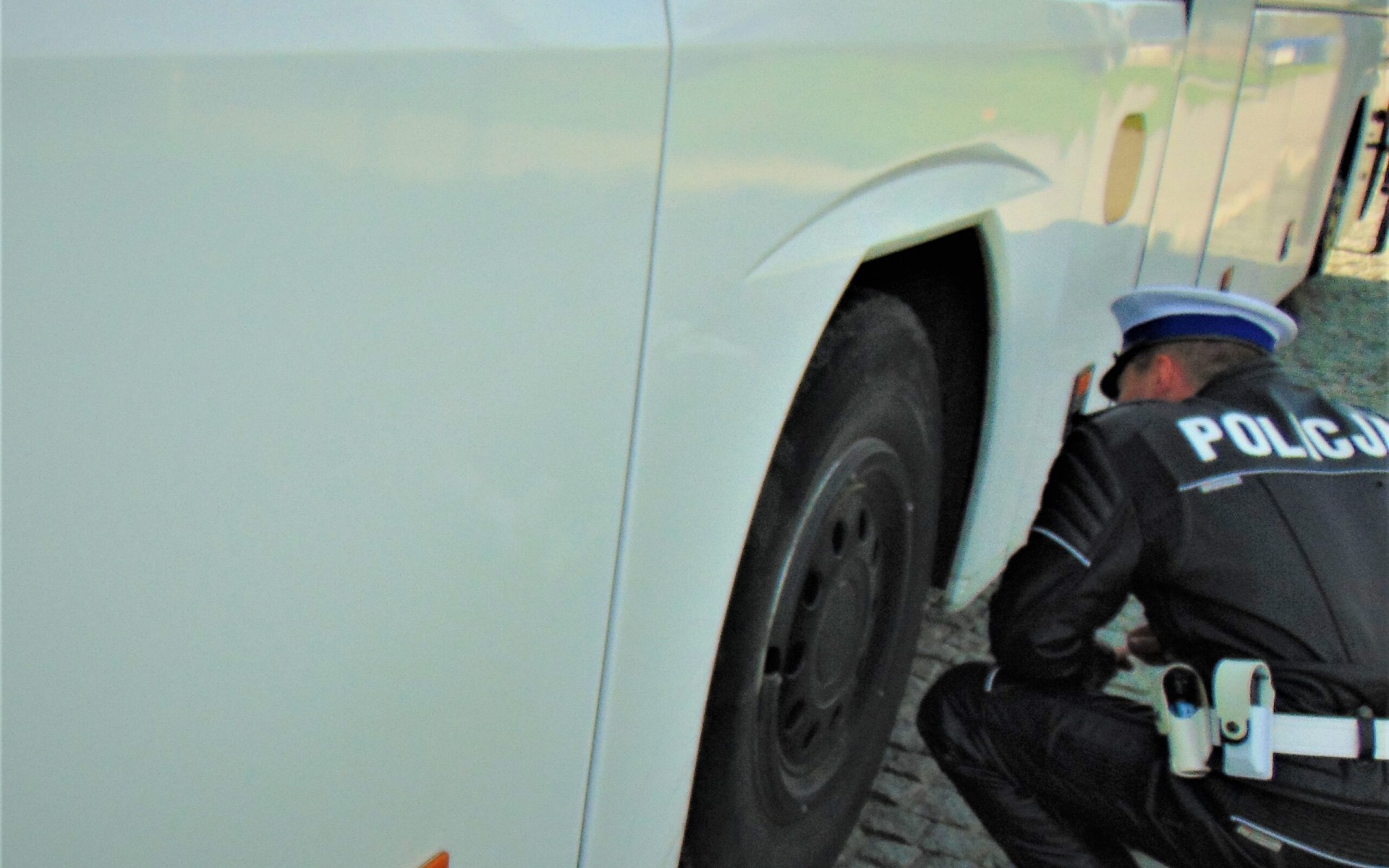 Ujawnili zużyte opony i niesprawne pasy. Policja nie dopuściła autokaru do wyjazdu z uczniami