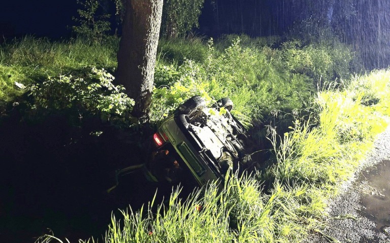 Wypadek w Grojcu. Dachowanie auta z nastolatkami. Trzy osoby w szpitalu