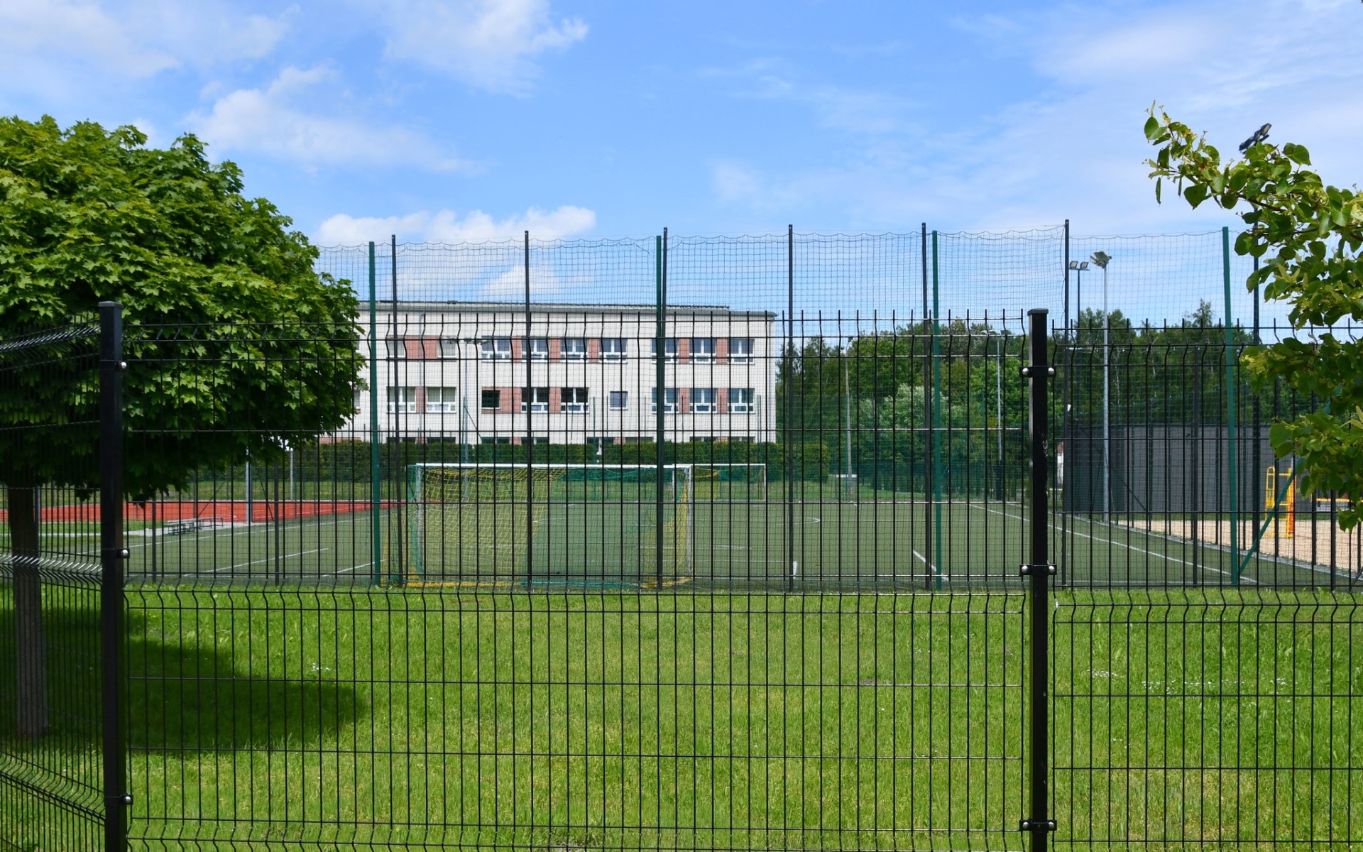 Nowa murawa już w drodze! Rewitalizacja boiska orlika przy „Chemiku” rusza pełną parą