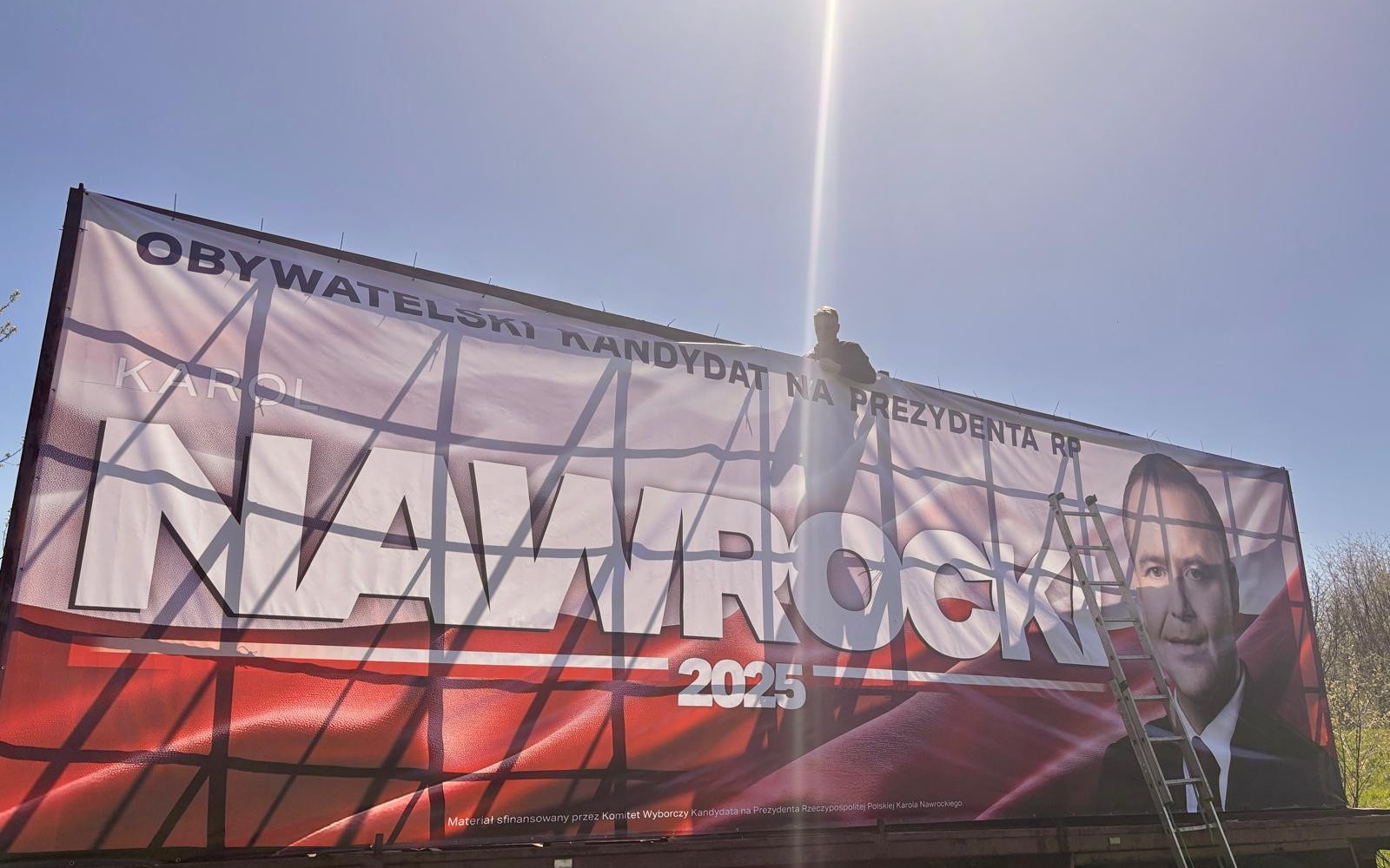 Największy baner skradziony. Kto bije poniżej pasa w kampanii wyborczej?