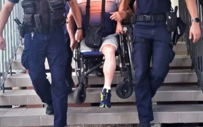 Kęty: Policjanci pomogli osobie na wózku dotrzeć do lokalu wyborczego i oddać głos