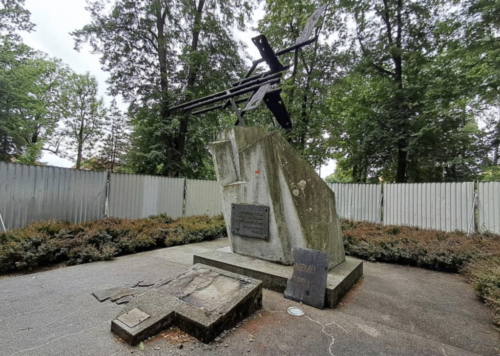 Brzeszcze: ruszyły prace konserwatorskie przy pomniku „Ku czci ofiar faszyzmu” w Parku Miejskim