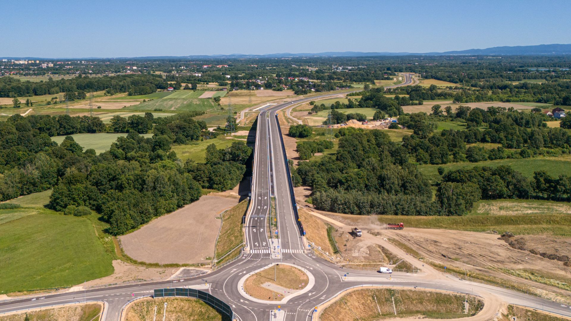 Lipcowe postępy na budowie obwodnicy Oświęcimia – most przez Wisłę prawie gotowy