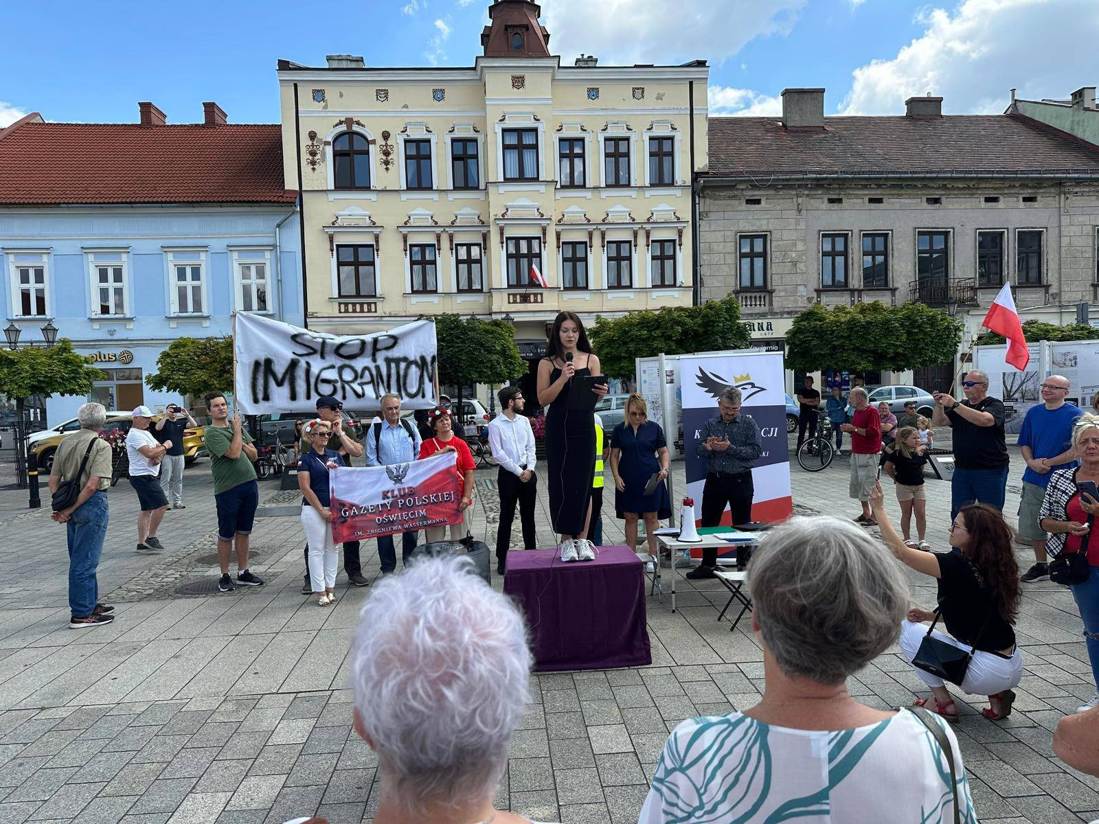 Gorąca manifestacja w centrum Oświęcimia! Mieszkańcy wyszli na ulice w sprawie nielegalnej imigracji – zobacz, co się działo!