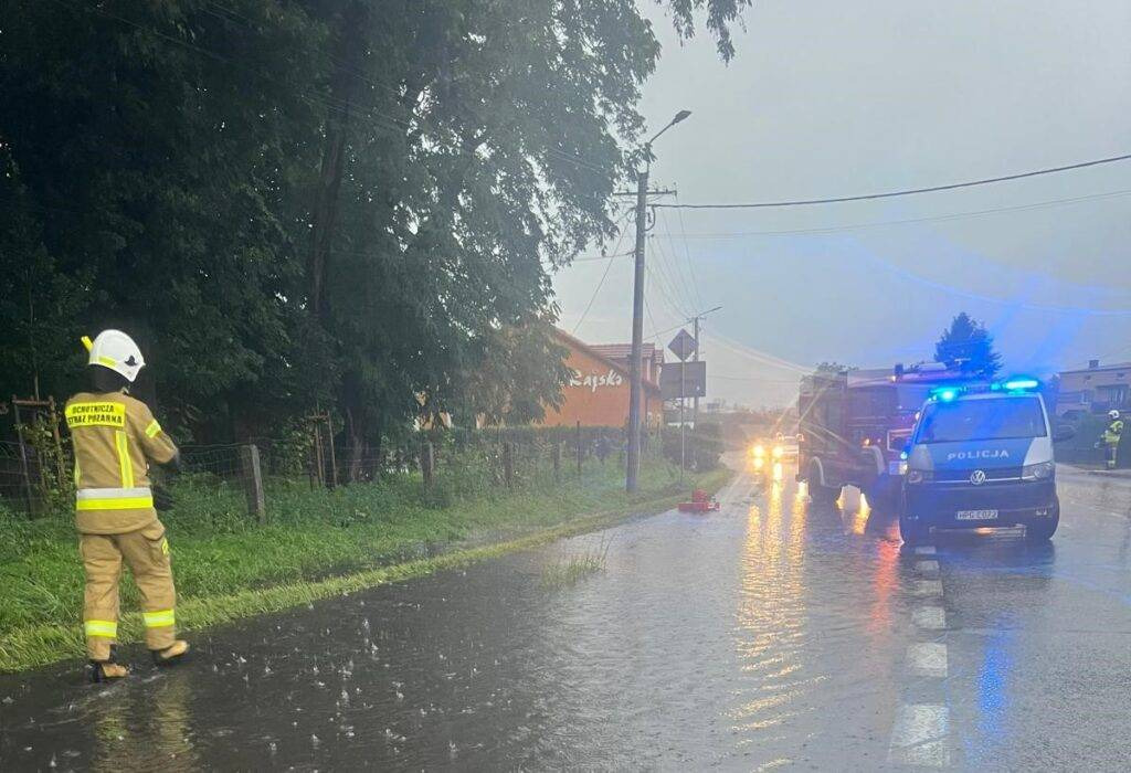 Powiat oświęcimski. Służby monitorują rzeki i drogi po intensywnych opadach