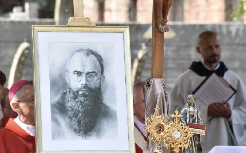 Oddał życie za drugiego człowieka – historia św. Maksymiliana Kolbego, która wstrząsa do dziś
