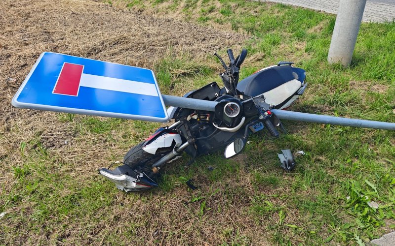 Nietrzeźwy kierowca skutera uderzył w znak drogowy w Zatorze