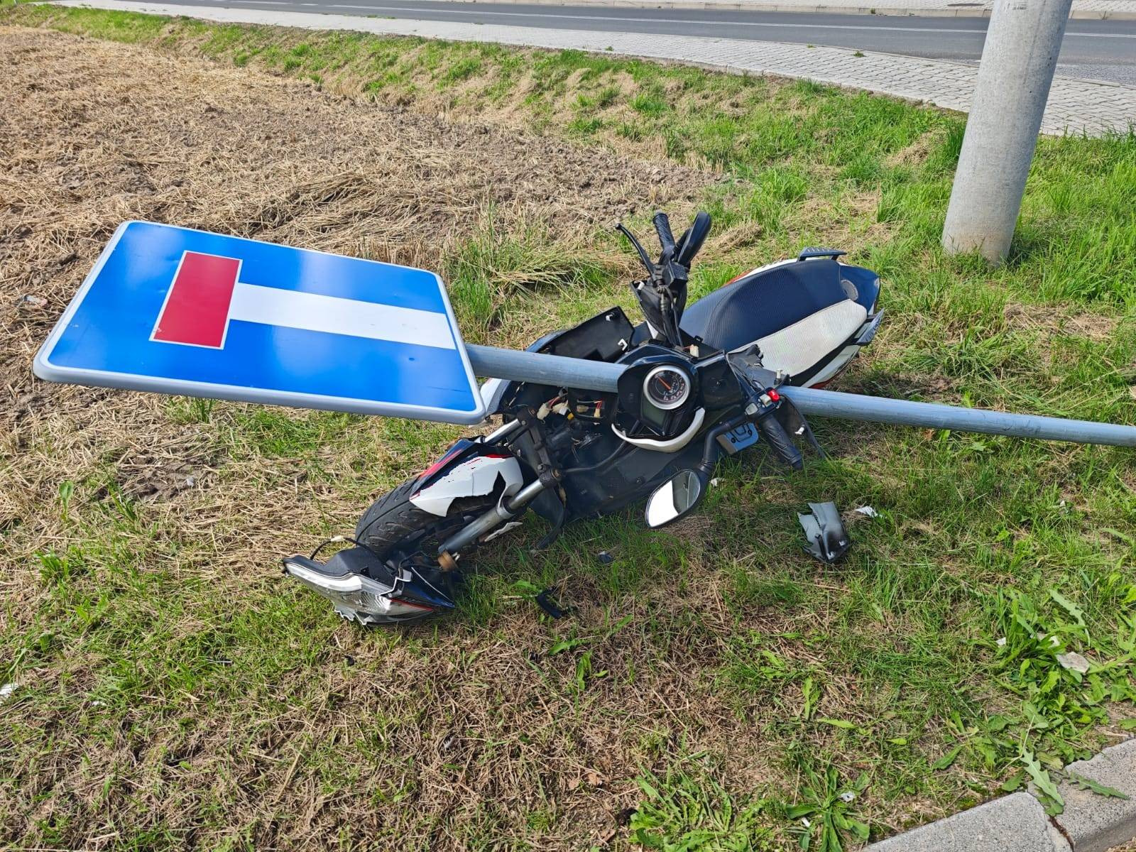 Nietrzeźwy kierowca skutera uderzył w znak drogowy w Zatorze