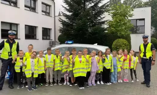 Trwa akcja „Bezpieczna droga do szkoły”: Policyjne kontrole i prelekcje dla najmłodszych uczniów