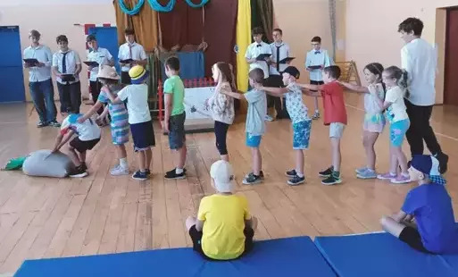 Starsi koledzy – młodszym: „RZEPKA” - J. Tuwima w autorskim przekładzie klas VIII ze Szkoły Podstawowej w Bielanach