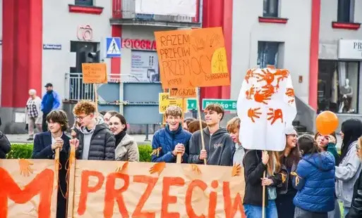Tydzień o Przeciwdziałaniu Przemocy Rówieśniczej w kęckich szkołach - happening na kęckim Rynku