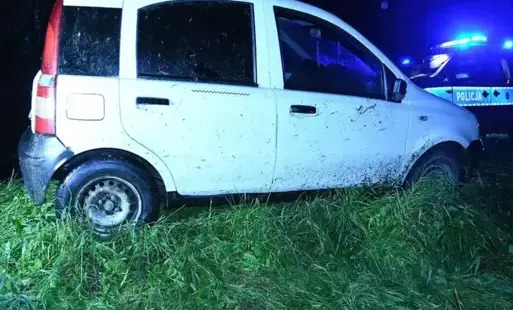 Trwają poszukiwania kierowcy, który porzucił fiata pandę w Bulowicach