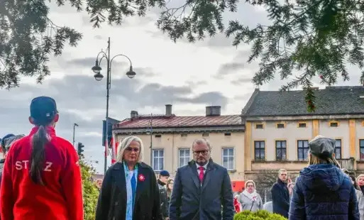 Uroczyste obchody Święta Niepodległości na kęckim Rynku