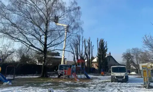 Trwają prace porządkowe na placach zabaw