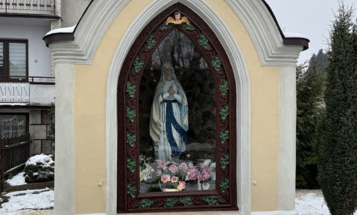 Konserwacja murowanej kapliczki z figurą Madonny w Kętach zakończona