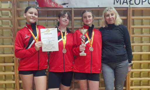 Brązowy medal dla SP nr 2 w Kętach w drużynowym badmintonie!
