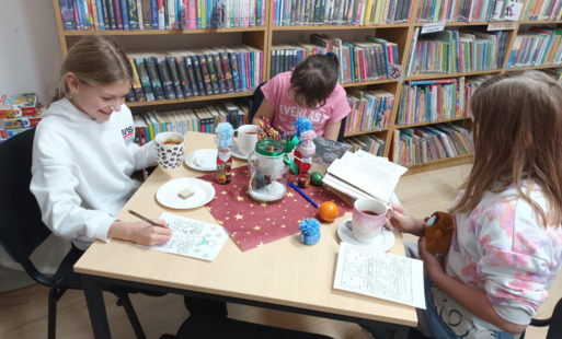 Świąteczna kawiarenka w filii w Łękach