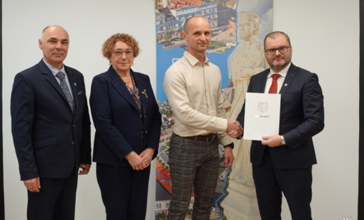 Podpisanie umowy na przebudowę boiska wielofunkcyjnego przy SP nr 2 ul. Wyspiańskiego 1 w Kętach