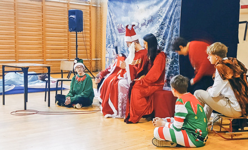 Starsi koledzy – młodszym: przedstawienie świąteczne z okazji Bożego Narodzenia w wykonaniu wolontariuszy z klas 8a i 8b