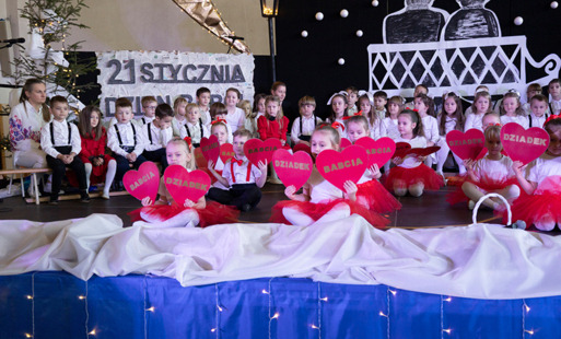 „Miłość w sercu zapisana” – Dzień Babci i Dziadka w Zespole Szkolno-Przedszkolnym w Witkowicach