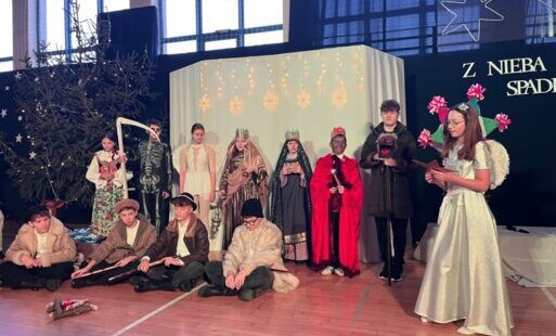 "Z nieba spadła..." - jasełka w Szkole Podstawowej w Bielanach