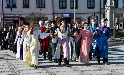 Wyspian zatańczył poloneza na kęckim rynku!