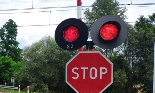 Niebezpieczny incydent na przejeździe kolejowym w Kętach