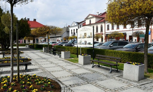 Wieczorny oprysk zieleni na Rynku