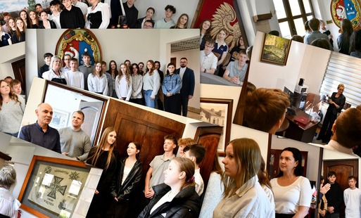 Ósmoklasiści z SP nr 1 w Kętach z wizytą w kęckim ratuszu