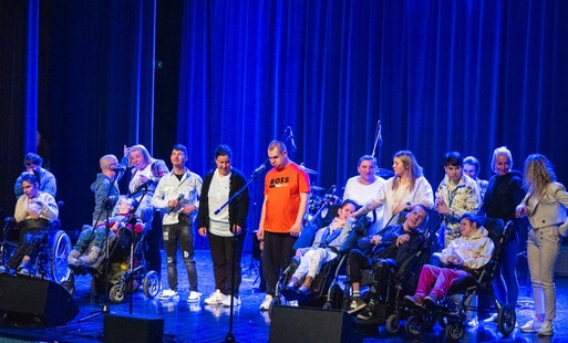 Koncert Charytatywny na rzecz zakupu busa do przewozu osób niepełnosprawnych: Wydarzenie już za nami, ale wspomnienia i zdjęcia pozostają!